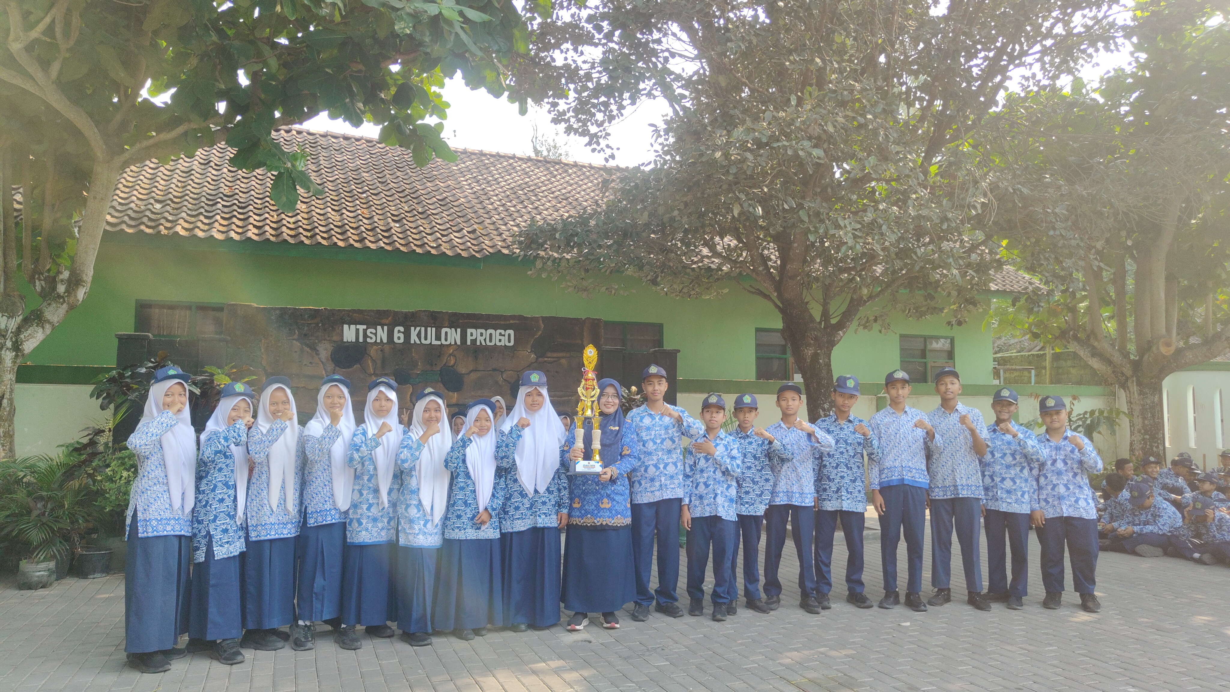 Hari Kesaktian Pancasila: Duta PKM MTsN 6 Kulon Progo Serahkan 14 Piala dan Trofi Juara Umum
