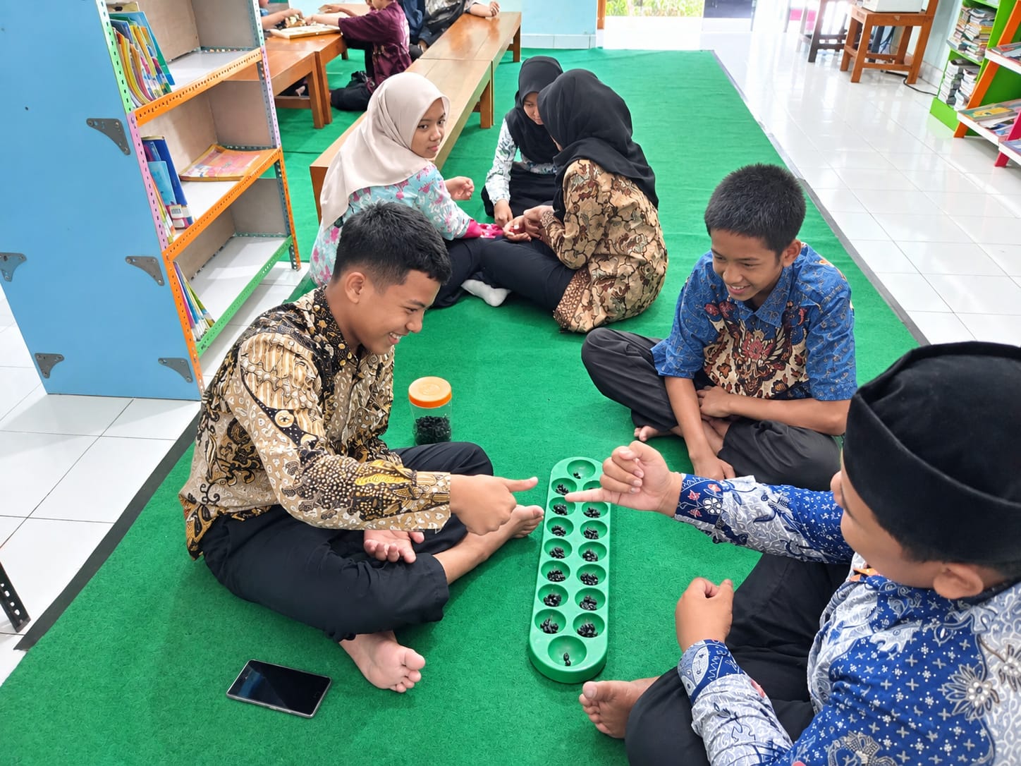 Refresh Harimu di Perpustakaan, Murid MTs Negeri 6 Kulon Progo Asyik Bermain Dakon dan Catur