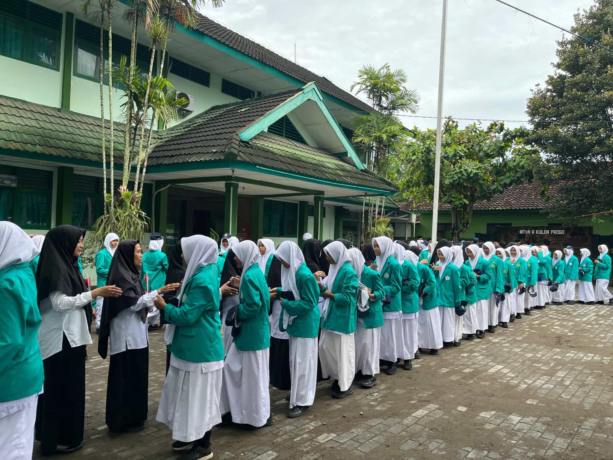 Semangat Hargai Pendidik, MTsN 6 Kulon Progo Gelar Apel Hari Guru Nasional