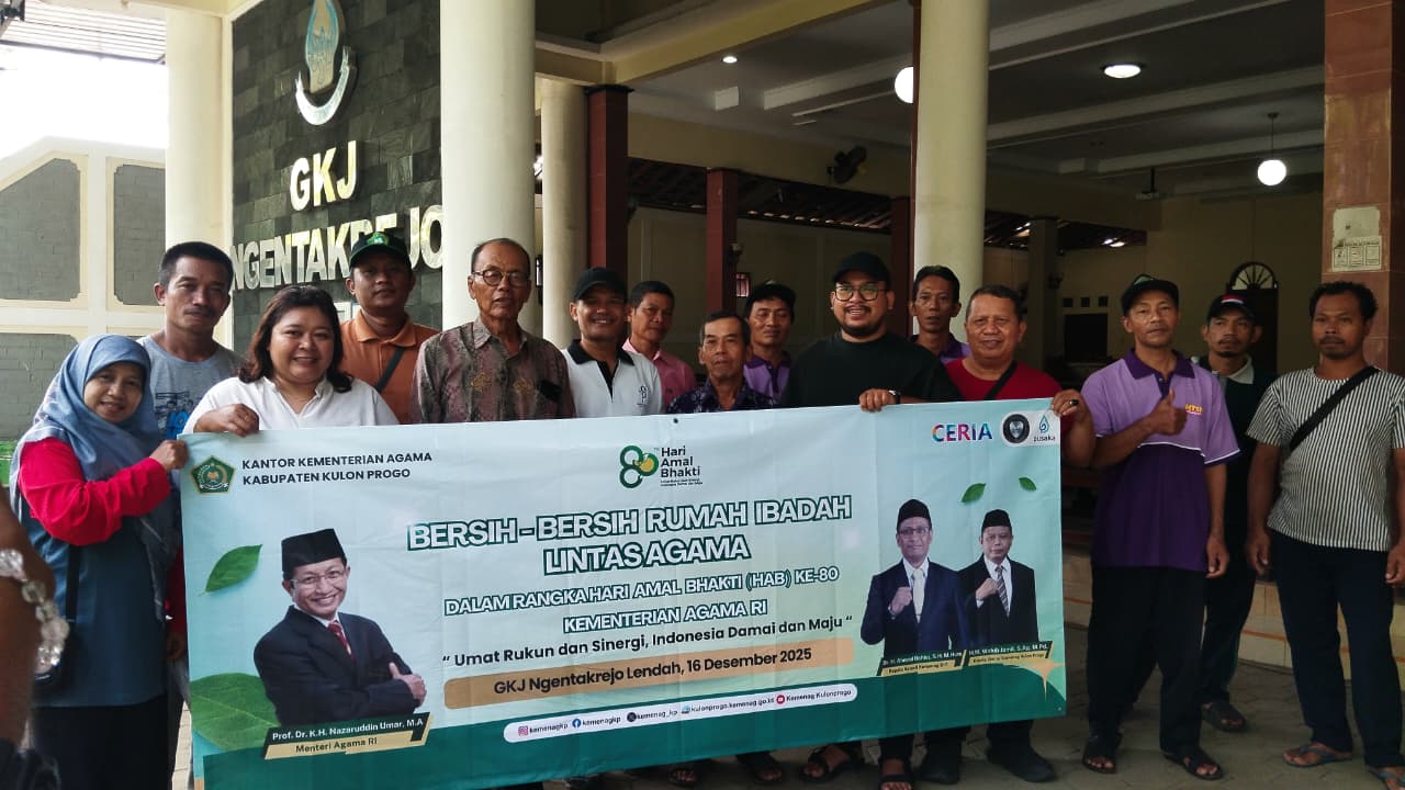 Guru dan Pegawai MTsN 6 Kulon Progo Aktif dalam Program Bersih-Bersih Rumah Ibadah KanKemenag