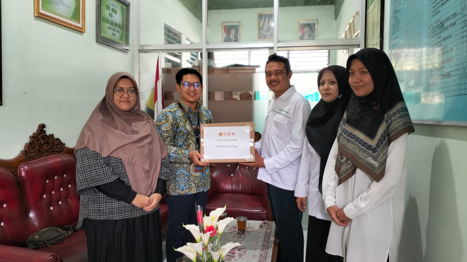 MTsN 6 Kulon Progo Terima Cenderamata Tim NGTS UAD Yogyakarta