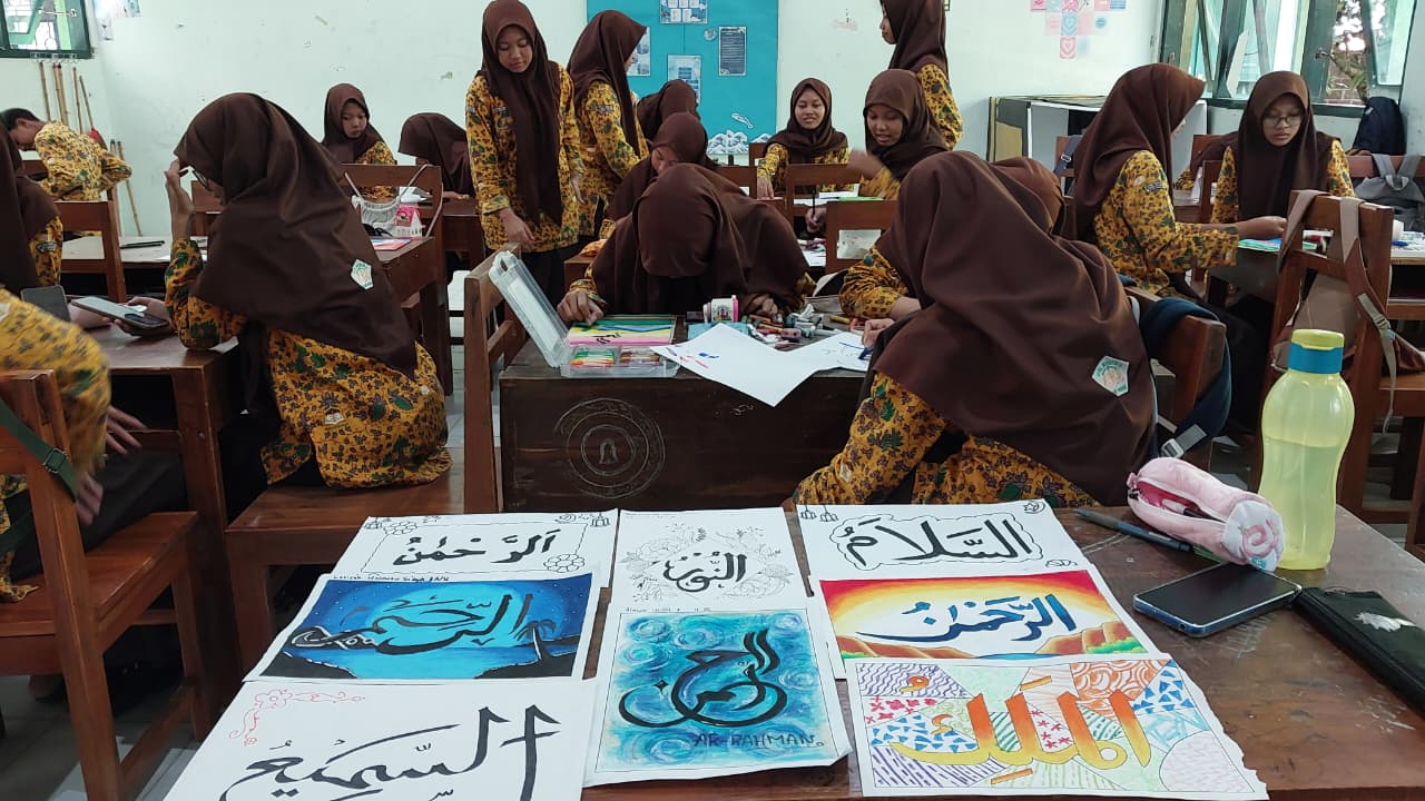 Syiarkan Ramadan Melalui Seni: Kreativitas Siswa MTsN 6 Kulon Progo Melukis Asmaul Husna