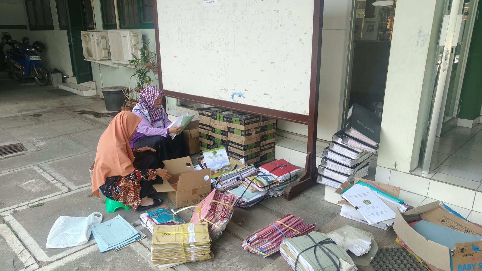 Aksi Penataan Dokumen: Tim Kearsipan MTsN 6 Kulon Progo Lakukan Pemilahan dan Pendataan Arsip Secara Menyeluruh