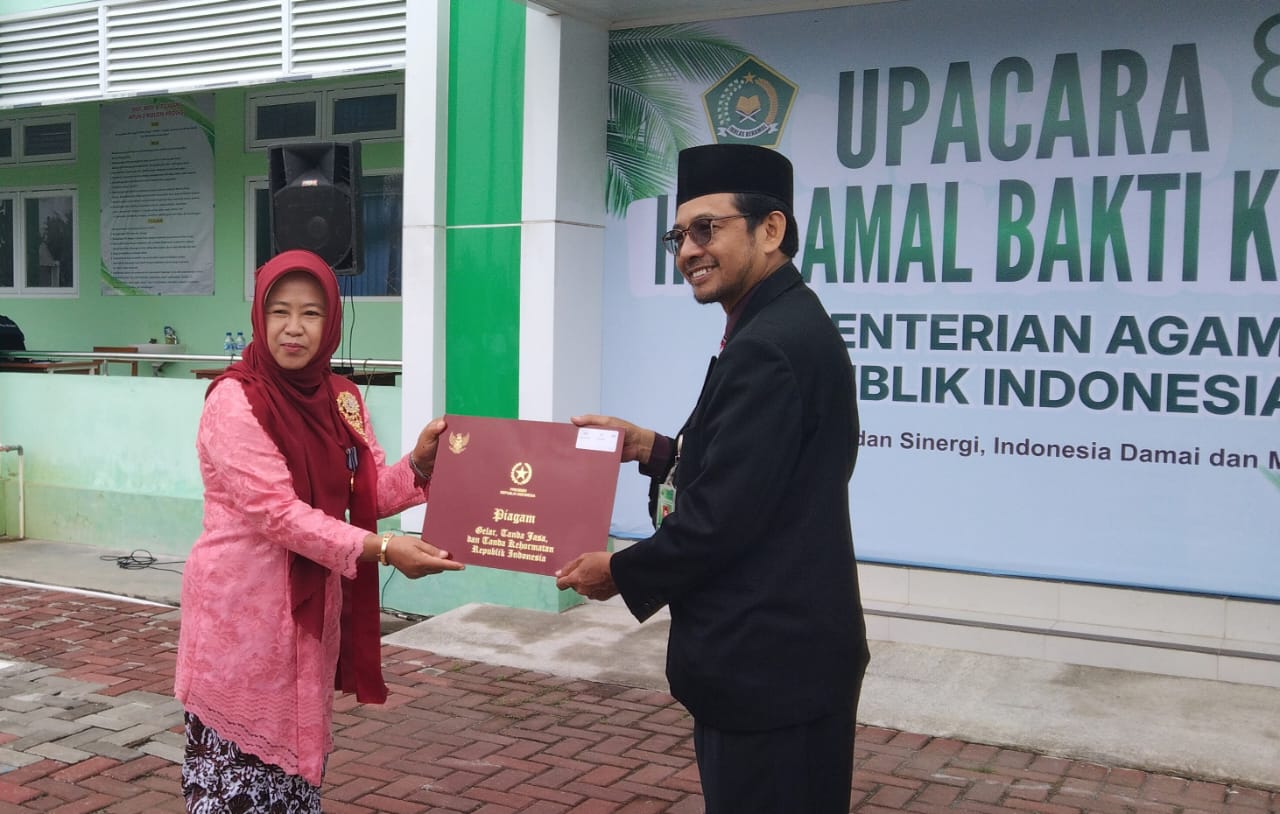 Tiga Dekade Dedikasi: Marwati, Guru MTsN 6 Kulon Progo, Dianugerahi Satyalancana Karya Satya XXX Tahun