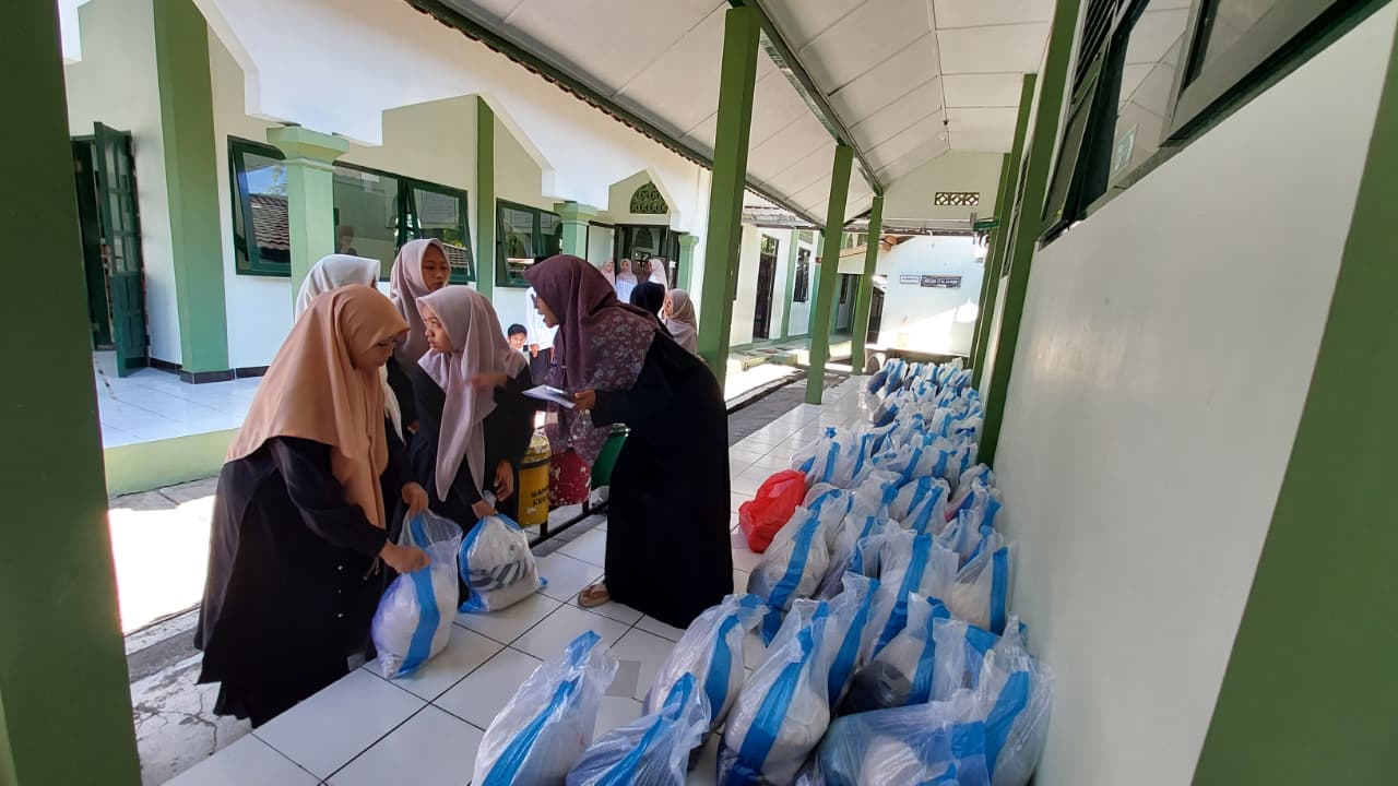 MTsN 6 Kulon Progo Tasarufkan 363 Paket Zakat Fitrah 