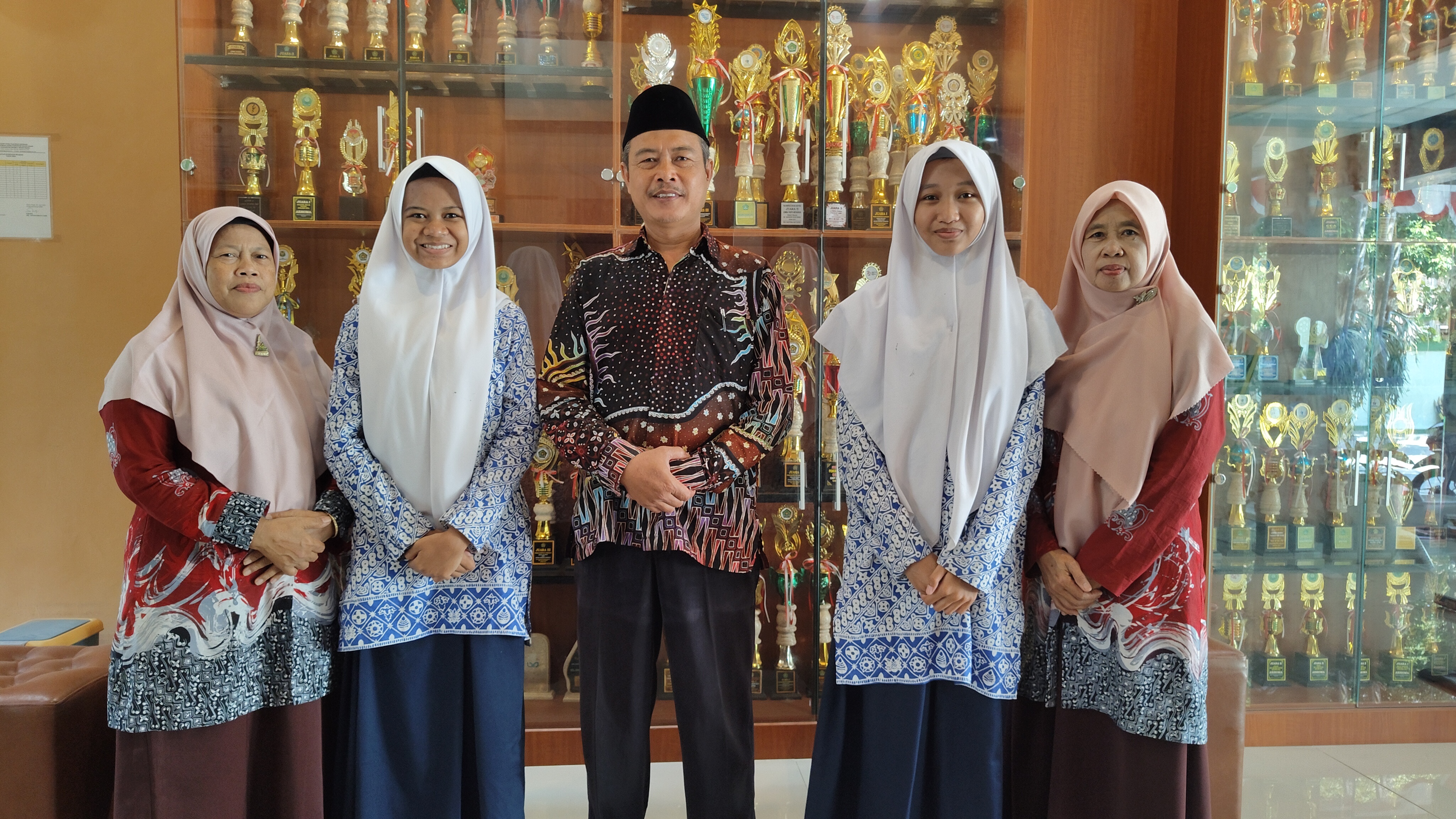 Dua Duta OSN MTsN 6 Kulon Progo Terima Apresiasi Disdikpora