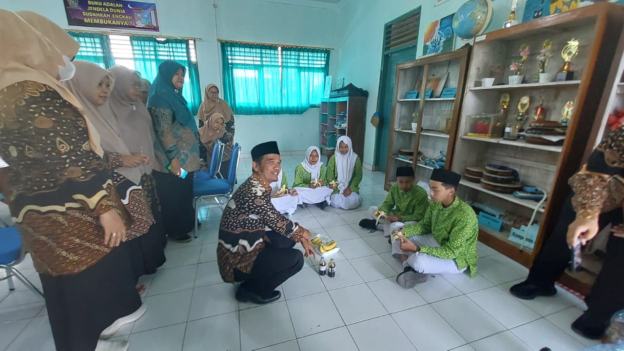 Warga MTsN 6 Kulon Progo Terima Praktik Baik Pembuatan POC