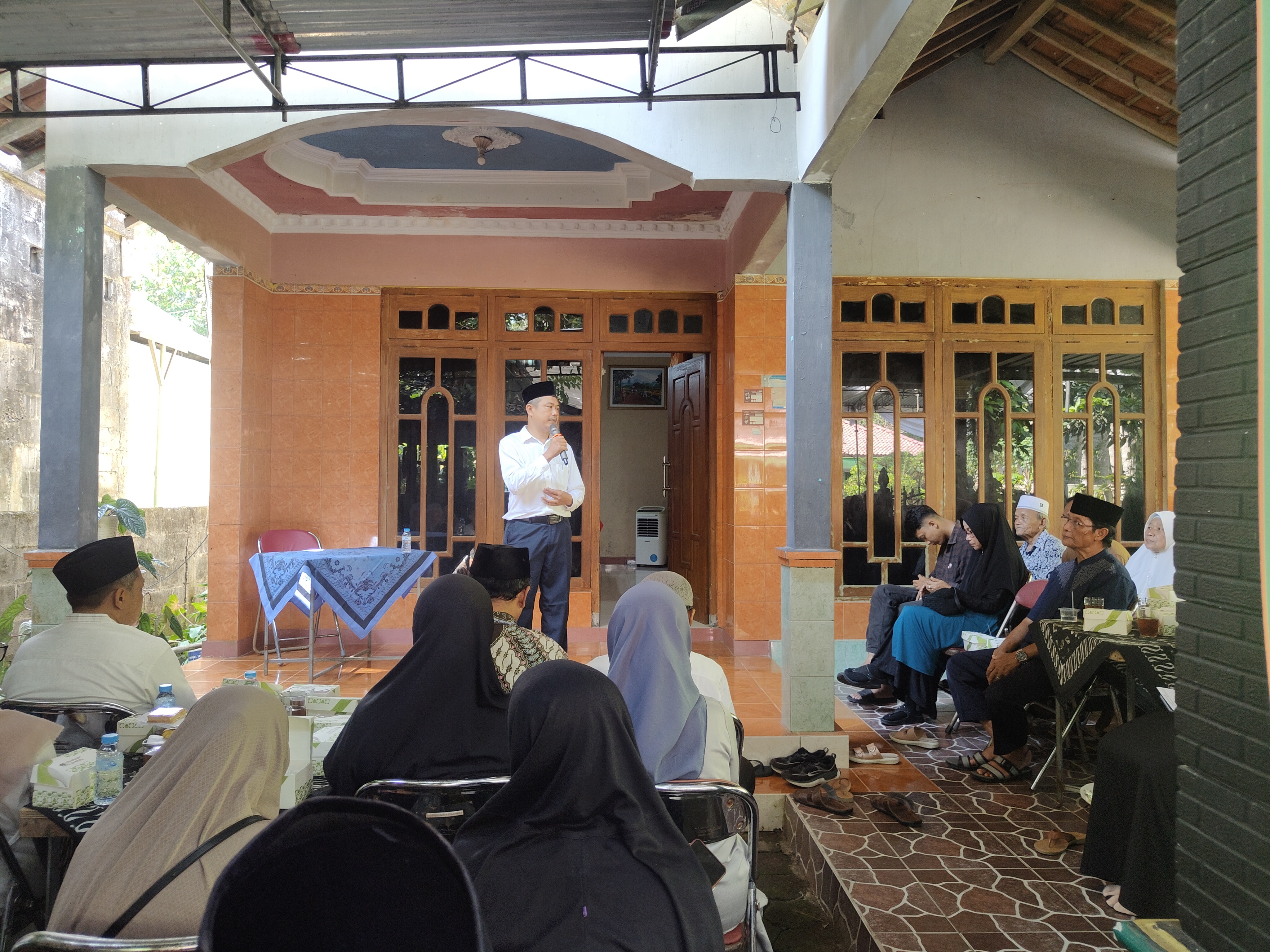 Keluarga Besar MTsN 6 Kulon Progo Lepas Keberangkatan Haji Ibu Nursinah