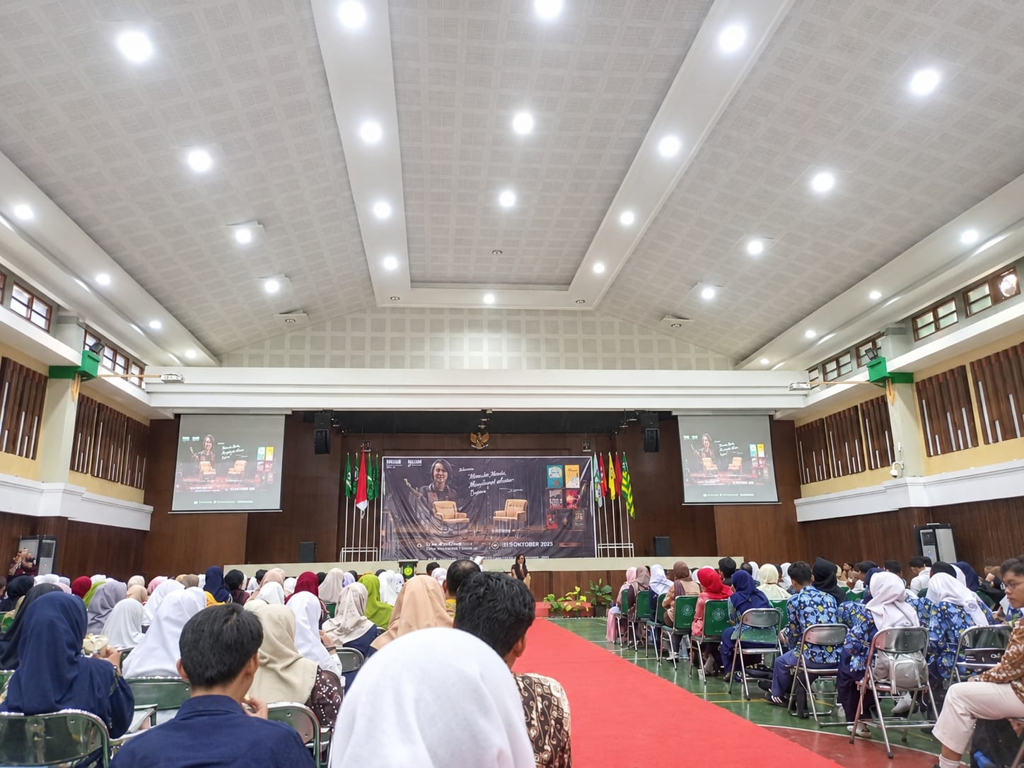 Kobarkan Semangat Literasi, Pustakawan MTs Negeri 6 Kulon Progo Ikuti Talkshow Bersama JS Khairen