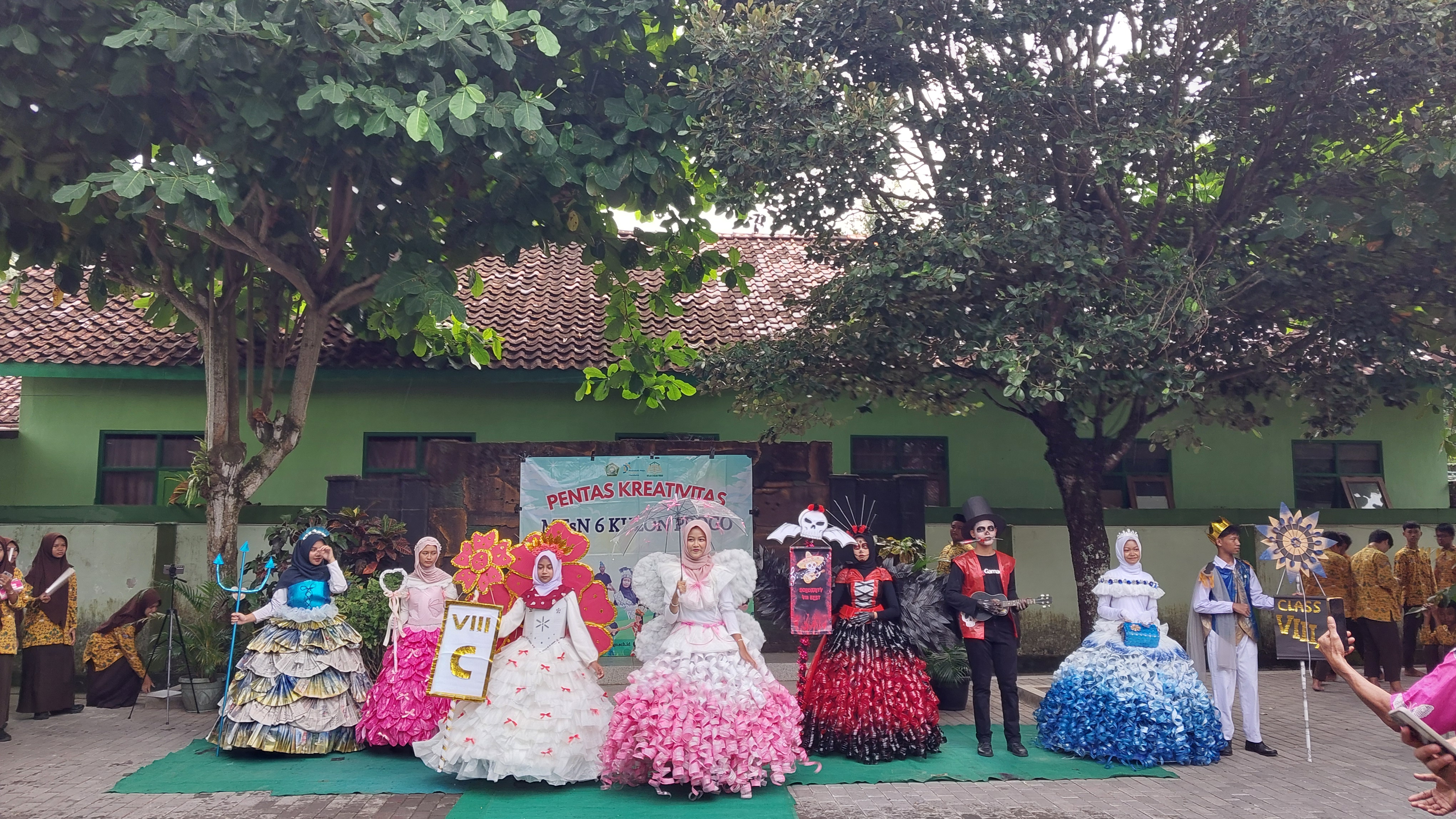 MTsN 6 Kulon Progo Sukses Selenggarakan Recycled Fashion Show
