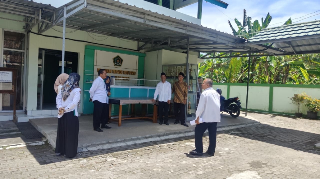 MTsN 6 Kulon Progo Terima Monev Komprehensif Kabag TU Kanwil DIY