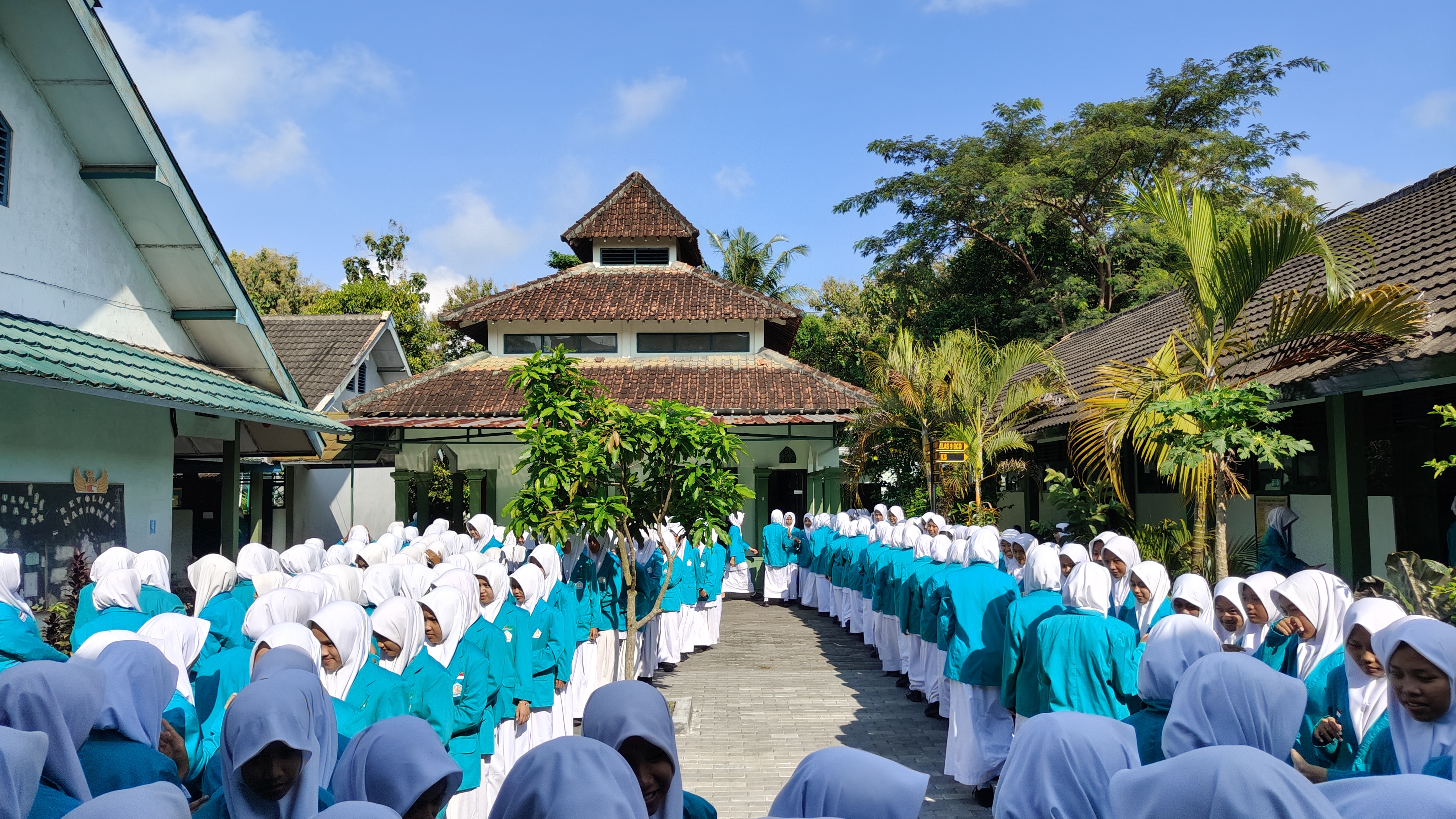 Suasana Syahdu Selimuti Ikrar Syawalan Siswa MTsN 6 Kulon Progo